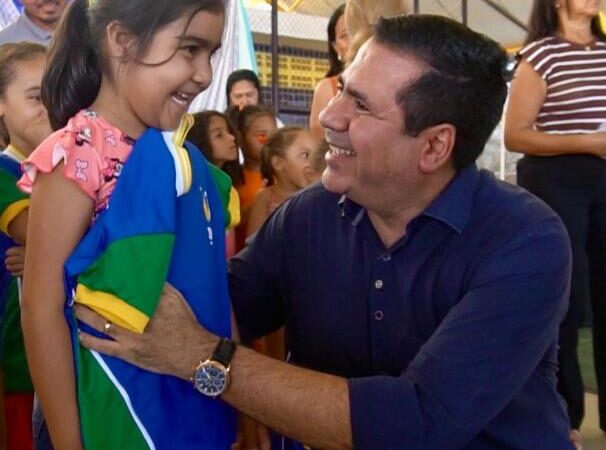 Marcus Marcelo entrega uniformes novos para mais de 600 crianças em Carmolândia